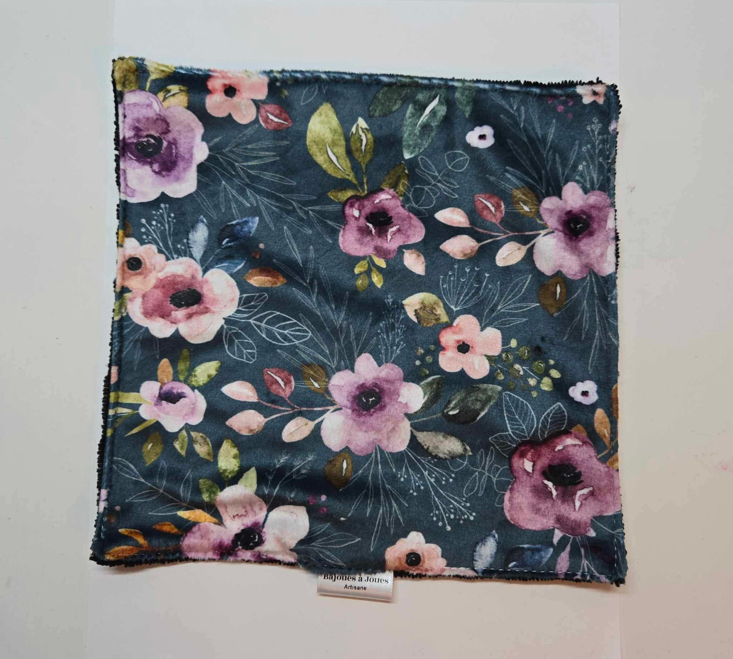 Débarbouillette - Fleurs mauves sur fond bleu