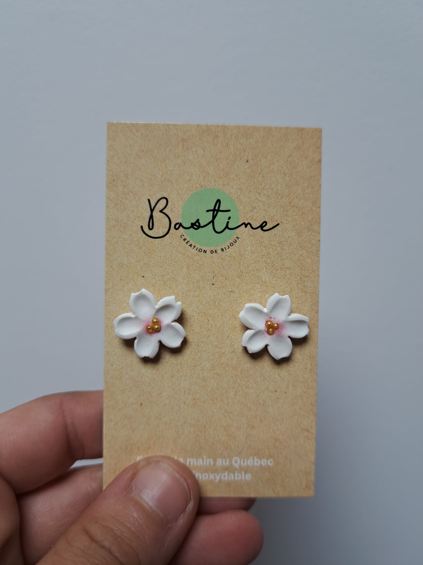 Fleur blanche - Boucles d'oreilles studs en argile polymère acier inoxydable hypoallergène