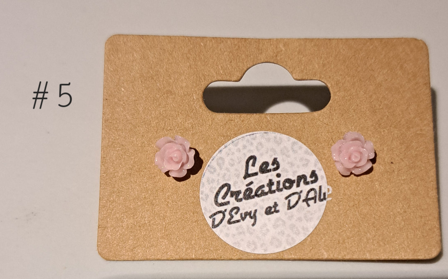 Petite boucle d'oreille fleur