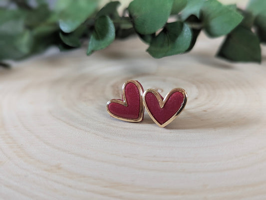 Cœurs bourgognes avec breloques - Boucles d'oreilles studs en argile polymère acier inoxydable hypoallergène