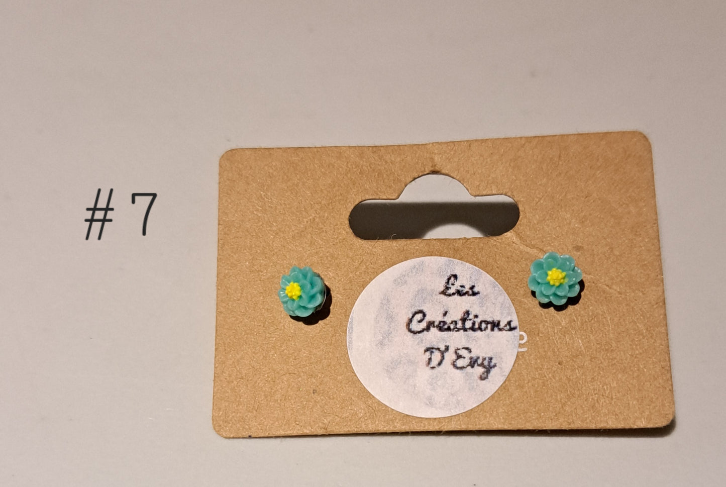 Petite boucle d'oreille fleur