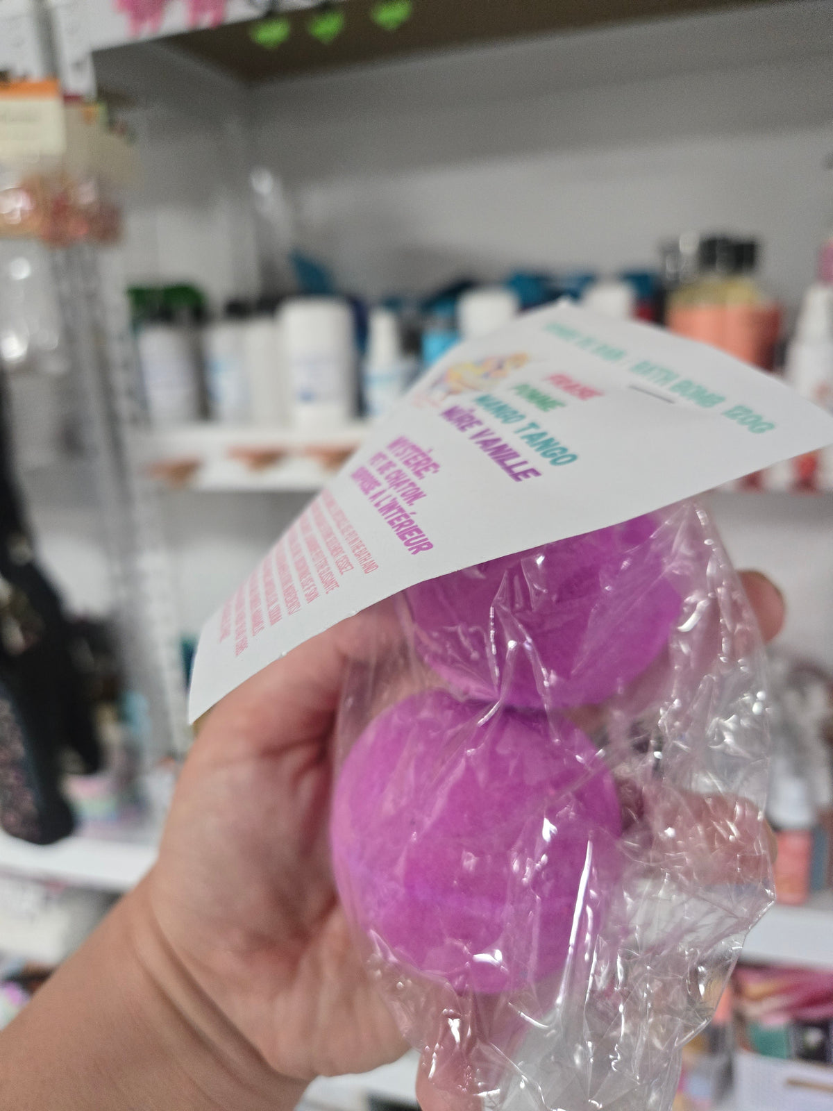 Sac avec 2 énormes bombes rondes