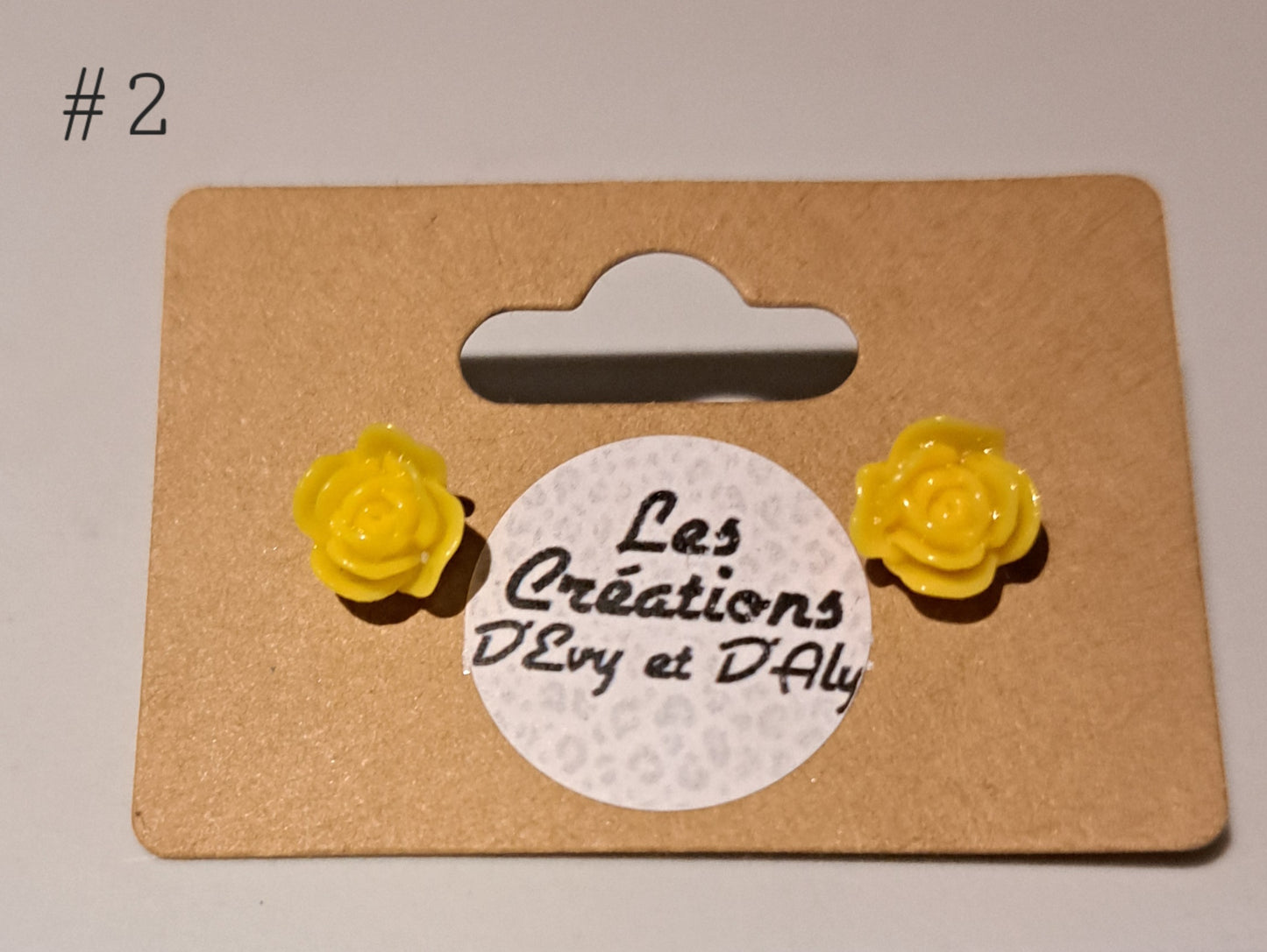Petite boucle d'oreille fleur