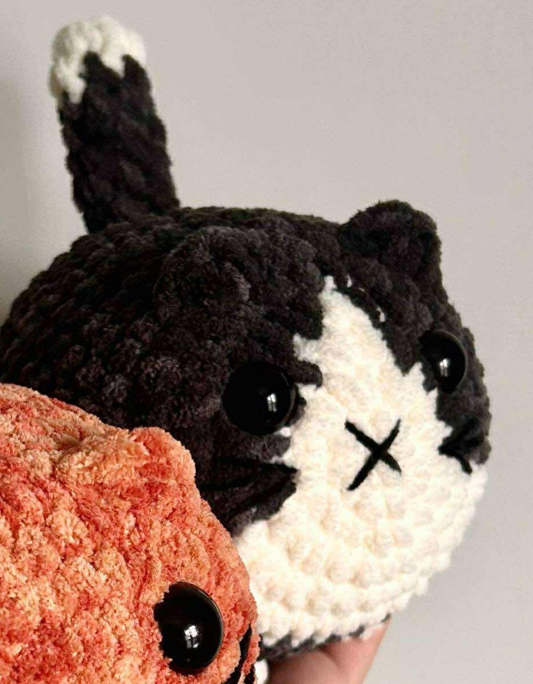 Chat noir et blanc - En tricot