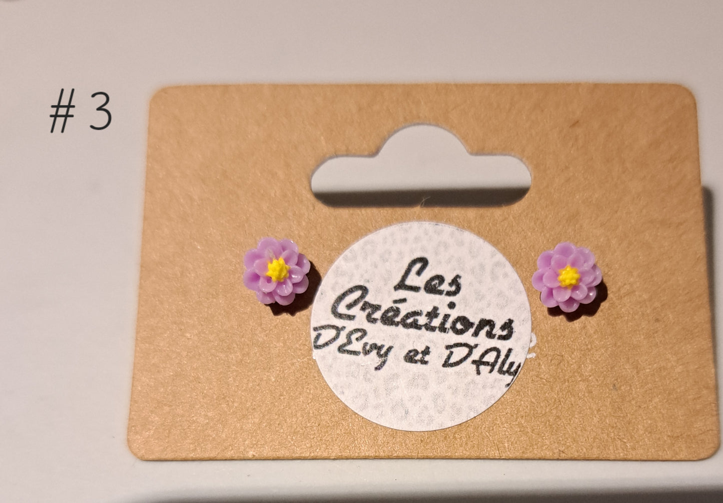 Petite boucle d'oreille fleur