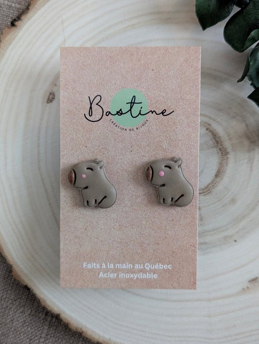 Capybara - Boucles d'oreilles studs en argile polymère et acier inoxydable hypoallergène