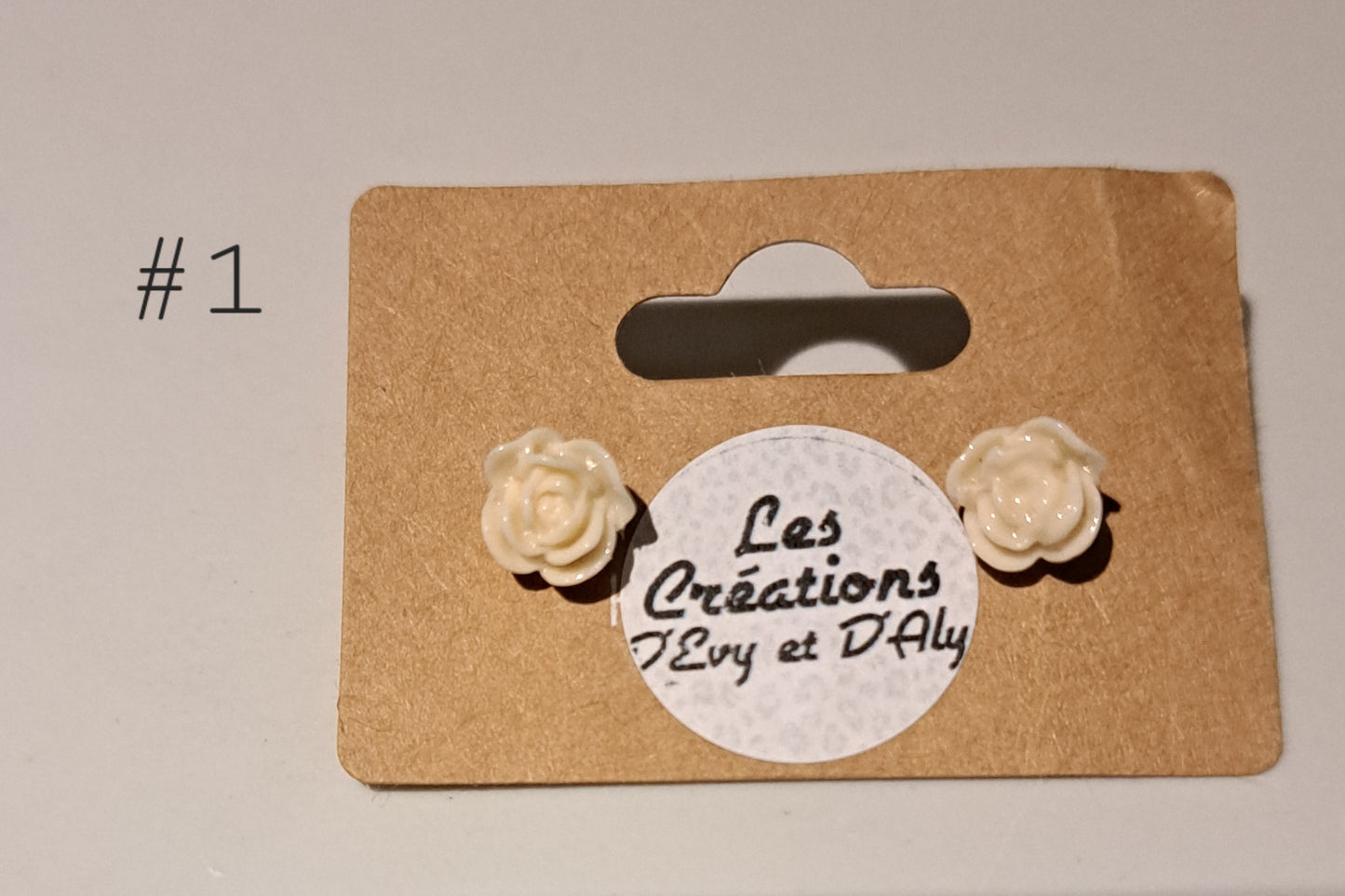 Petite boucle d'oreille fleur