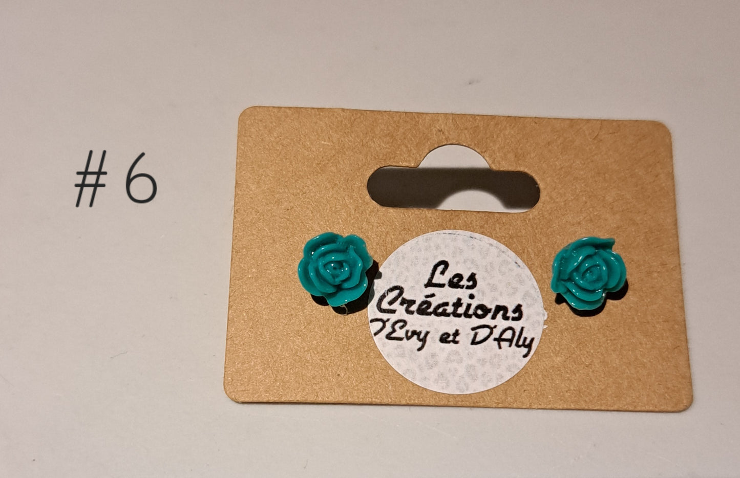 Petite boucle d'oreille fleur