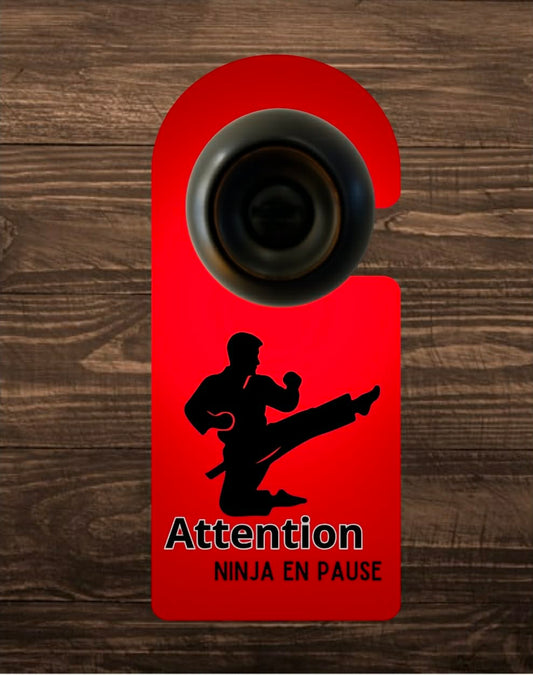 🪝 Accroche-porte personnalisé – Attention ninja en pause