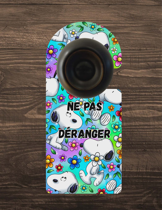 🪝 Accroche-porte personnalisé – Ne pas déranger chien blanc avec fleur