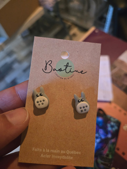 Personnage gris - Boucles d'oreilles studs en argile polymère acier inoxydable hypoallergène