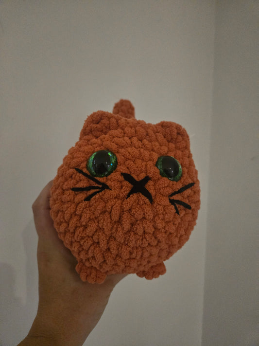Chat géant en tricot