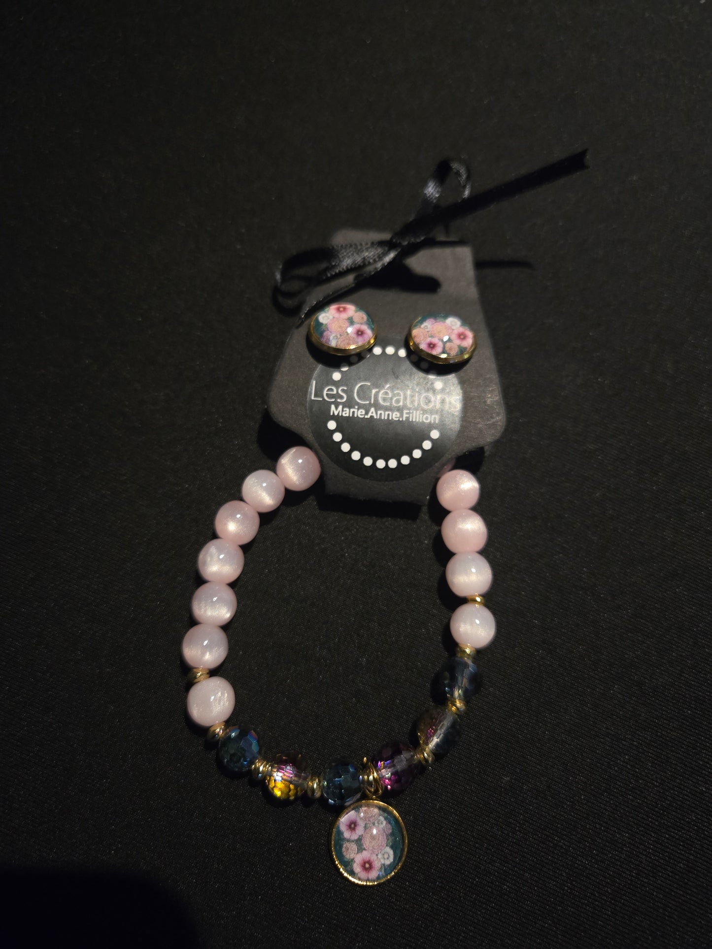Ensemble boucles d'oreilles et collier avec images de Marie-Anne Fillion