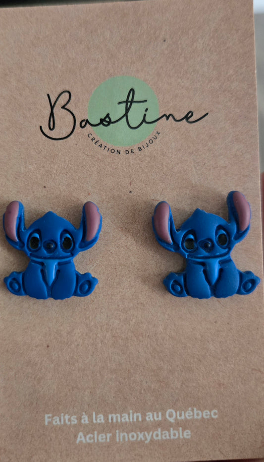 Personnage bleu - Boucles d'oreilles studs en argile polymère acier inoxydable hypoallergène