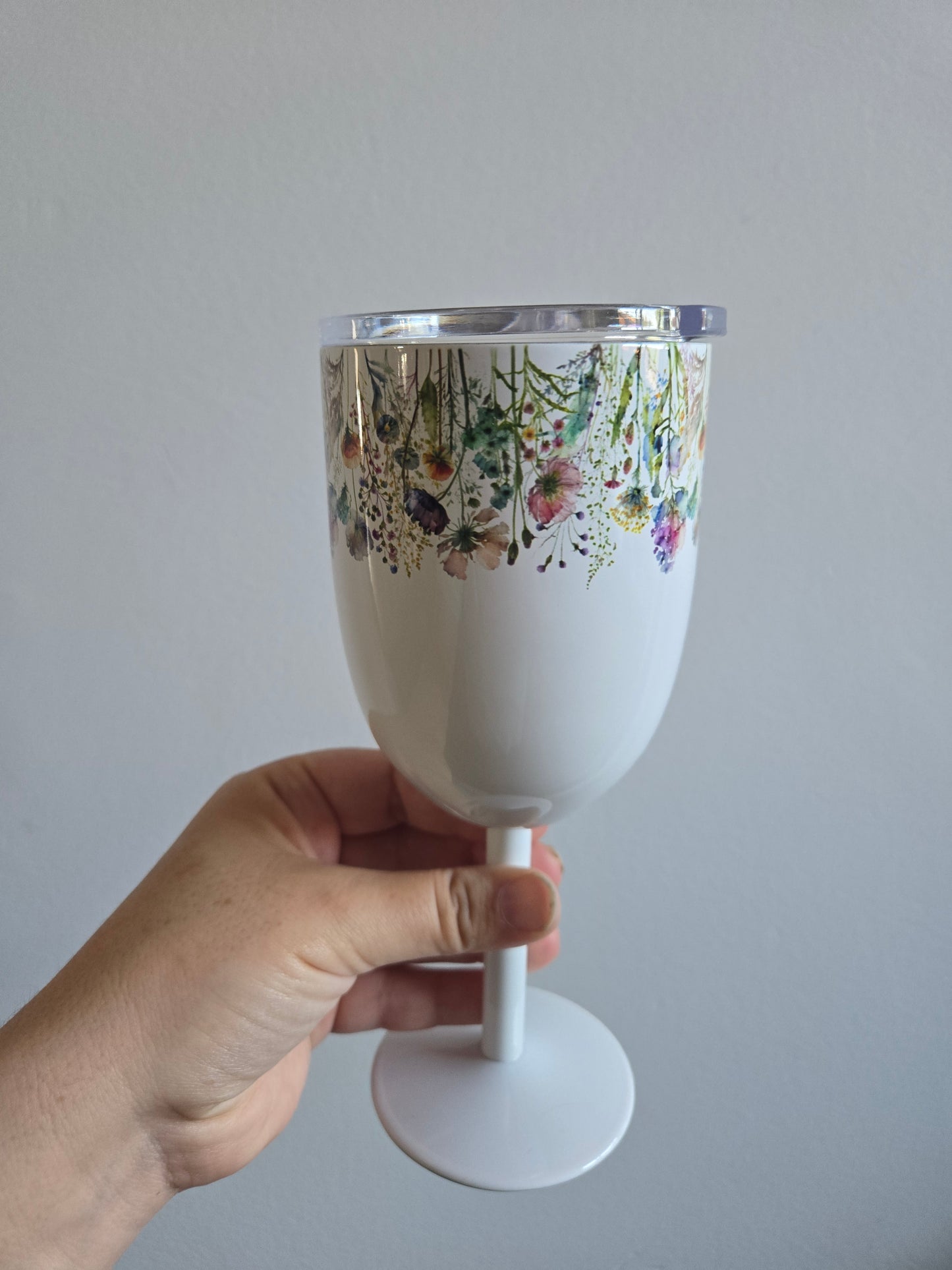 Coupe de vin sur pied - Fleurs