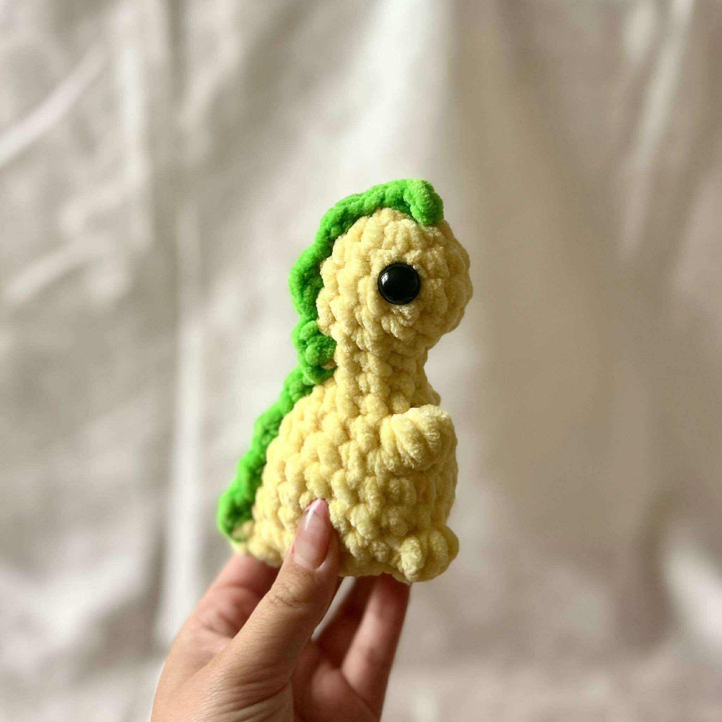 Dino jaune et vert en tricot