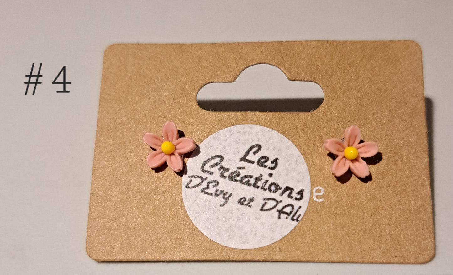 Petite boucle d'oreille fleur