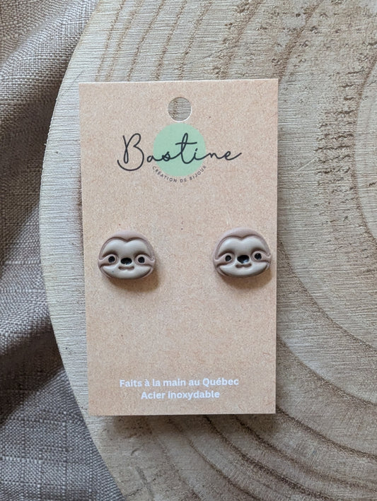 Paresseux - Boucles d'oreilles studs en argile polymère acier inoxydable hypoallergène