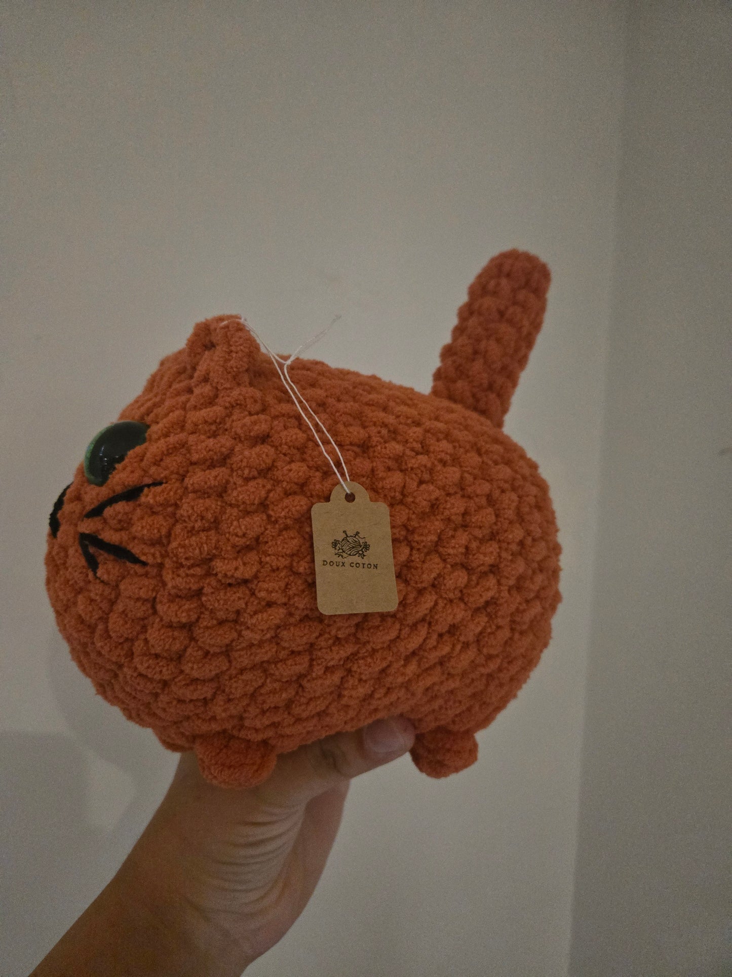 Chat géant en tricot