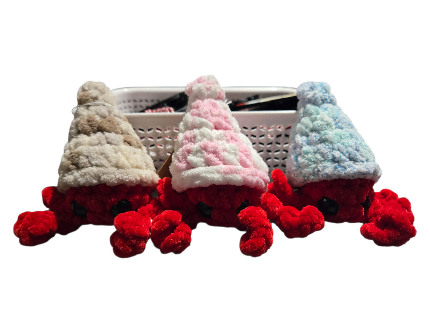 Petit crabe avec chapeau coloré en tricot