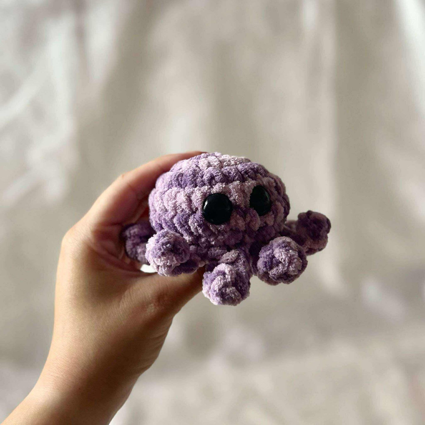 Pieuvre mauve en tricot