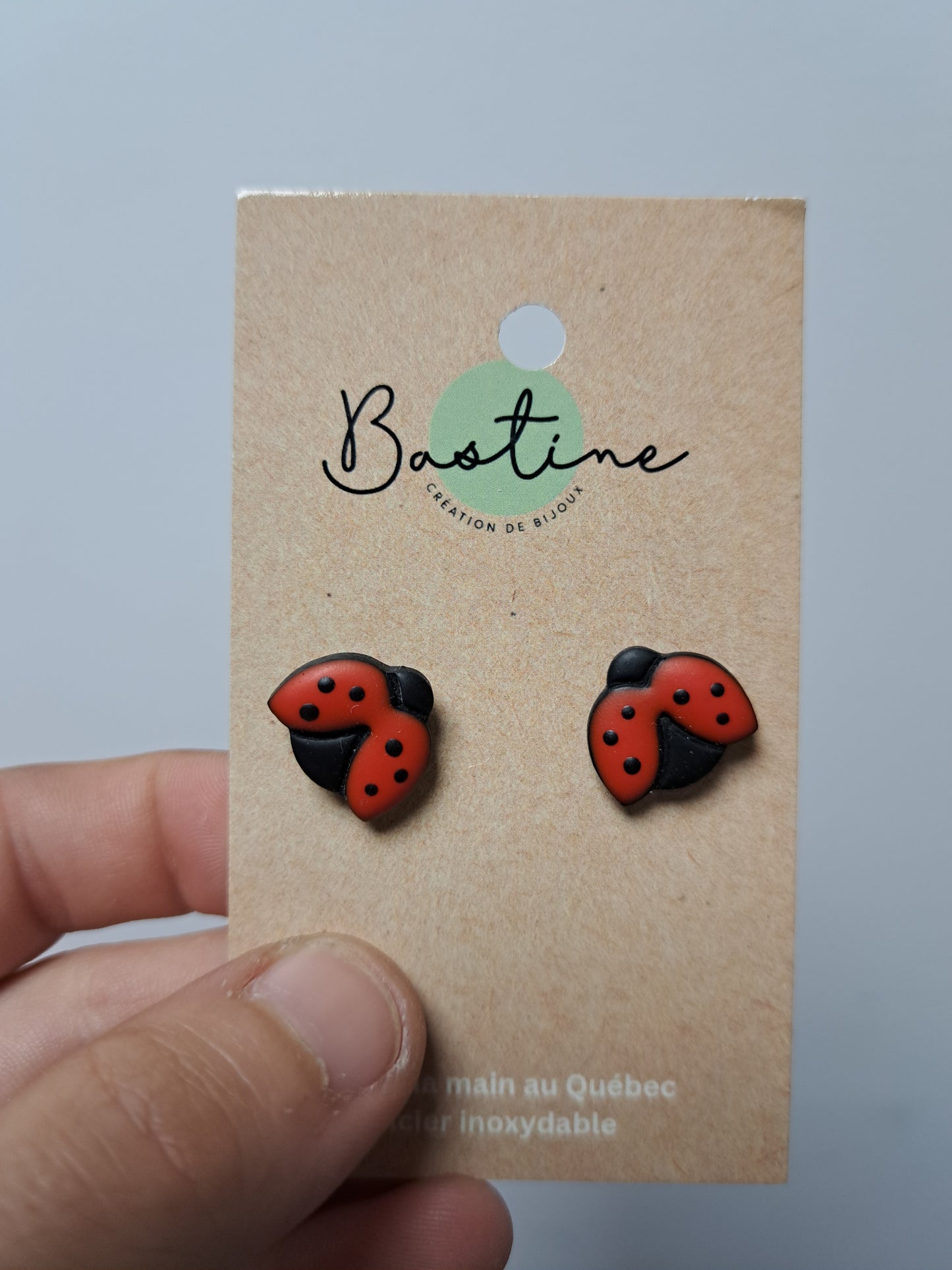 Coccinelle- Boucles d'oreilles studs en argile polymère acier inoxydable hypoallergène