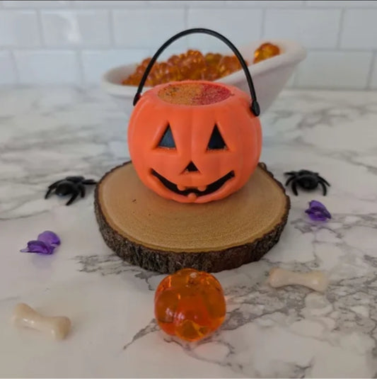 Chaudron citrouille remplit avec surprise